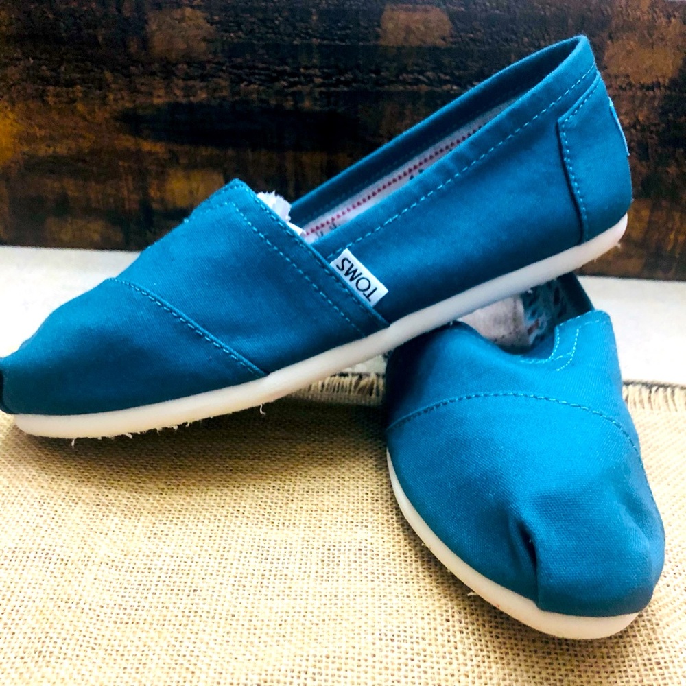 Women’s blue canvas Toms